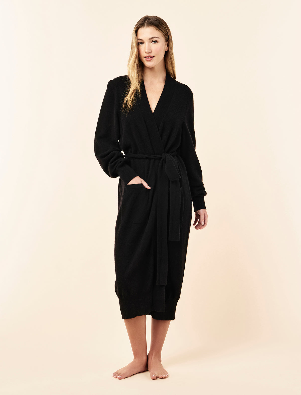 Yasmin wearing the Cashmere Robe
[model: Yasmin wears size S |  Height: 174m
/ 5’7” | Bust: 82cm | Waist: 63cm | Hips: 92cm]